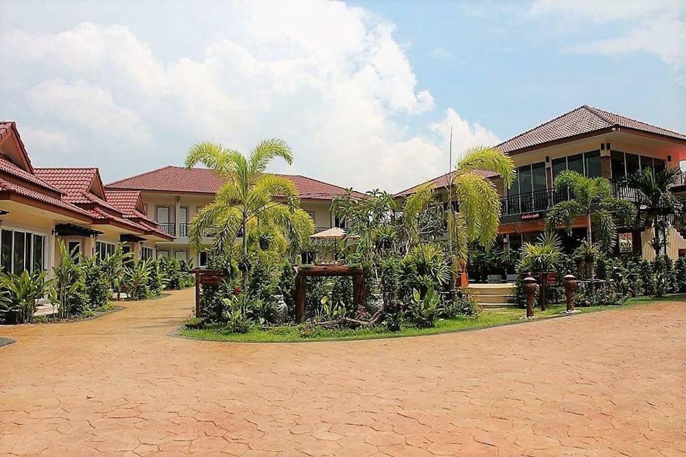 Готель Baan Sooksiri Bangsaray Саттахіп Екстер'єр фото