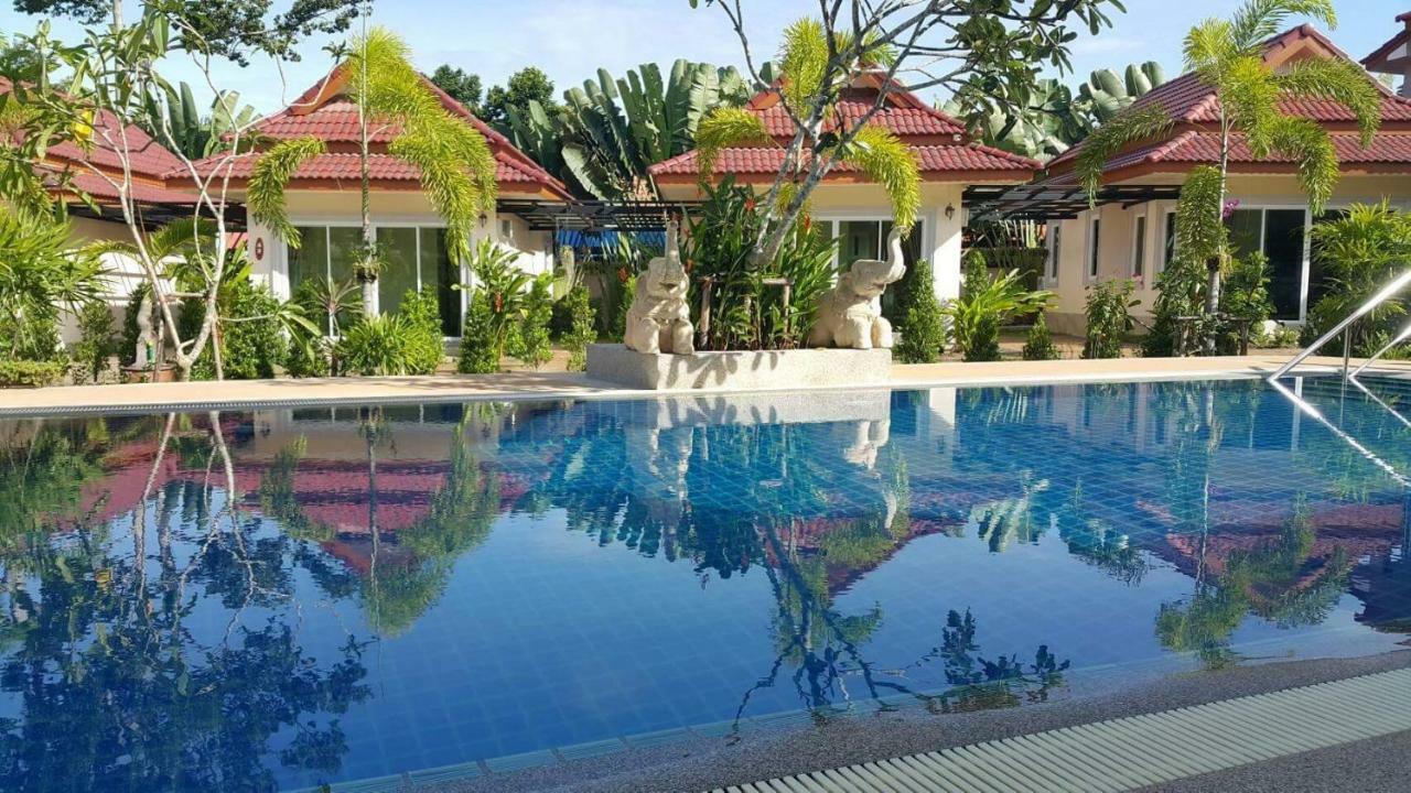 Готель Baan Sooksiri Bangsaray Саттахіп Екстер'єр фото